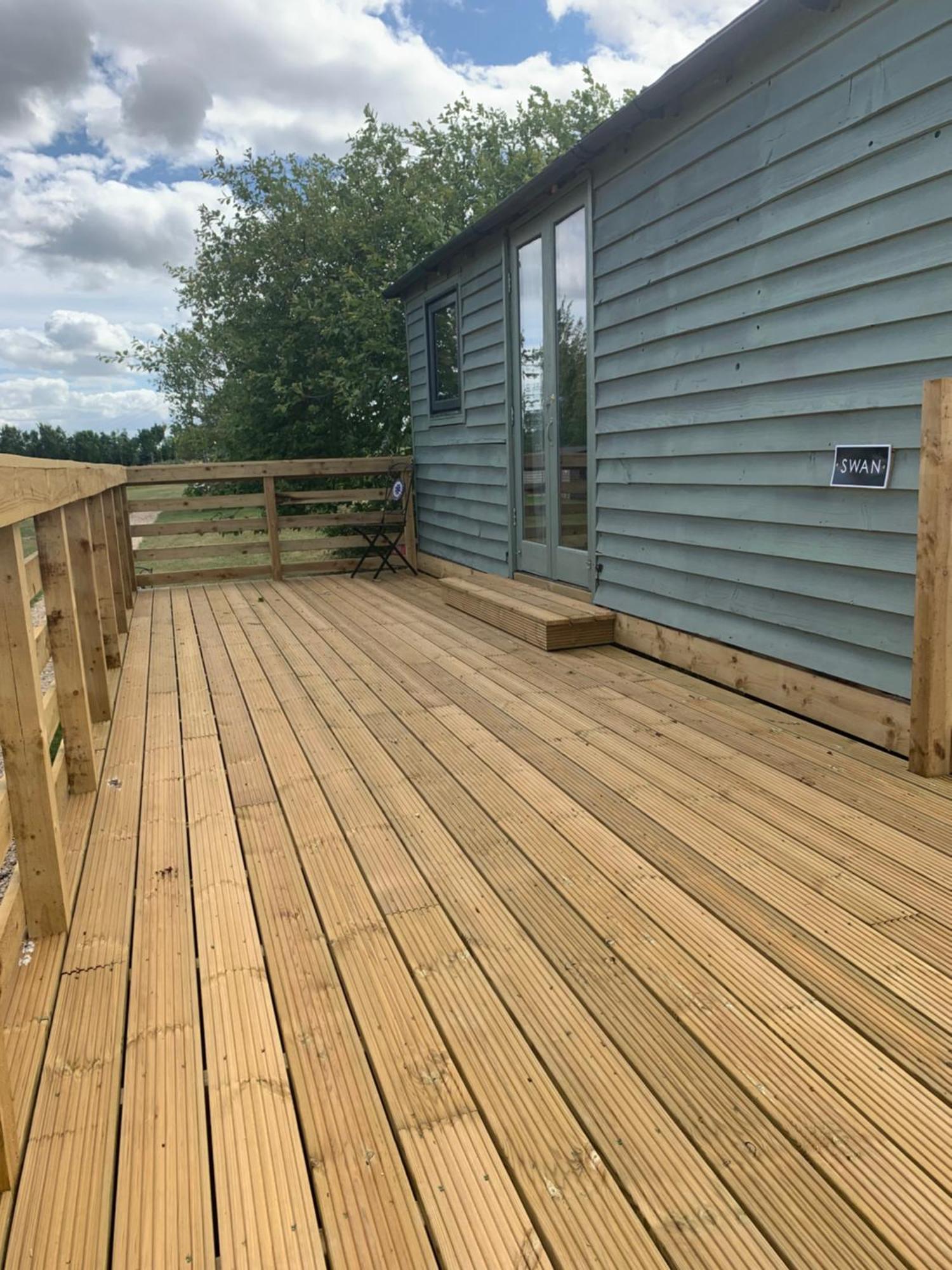 'Swan' Lakeview Lodge Bishampton Exterior photo