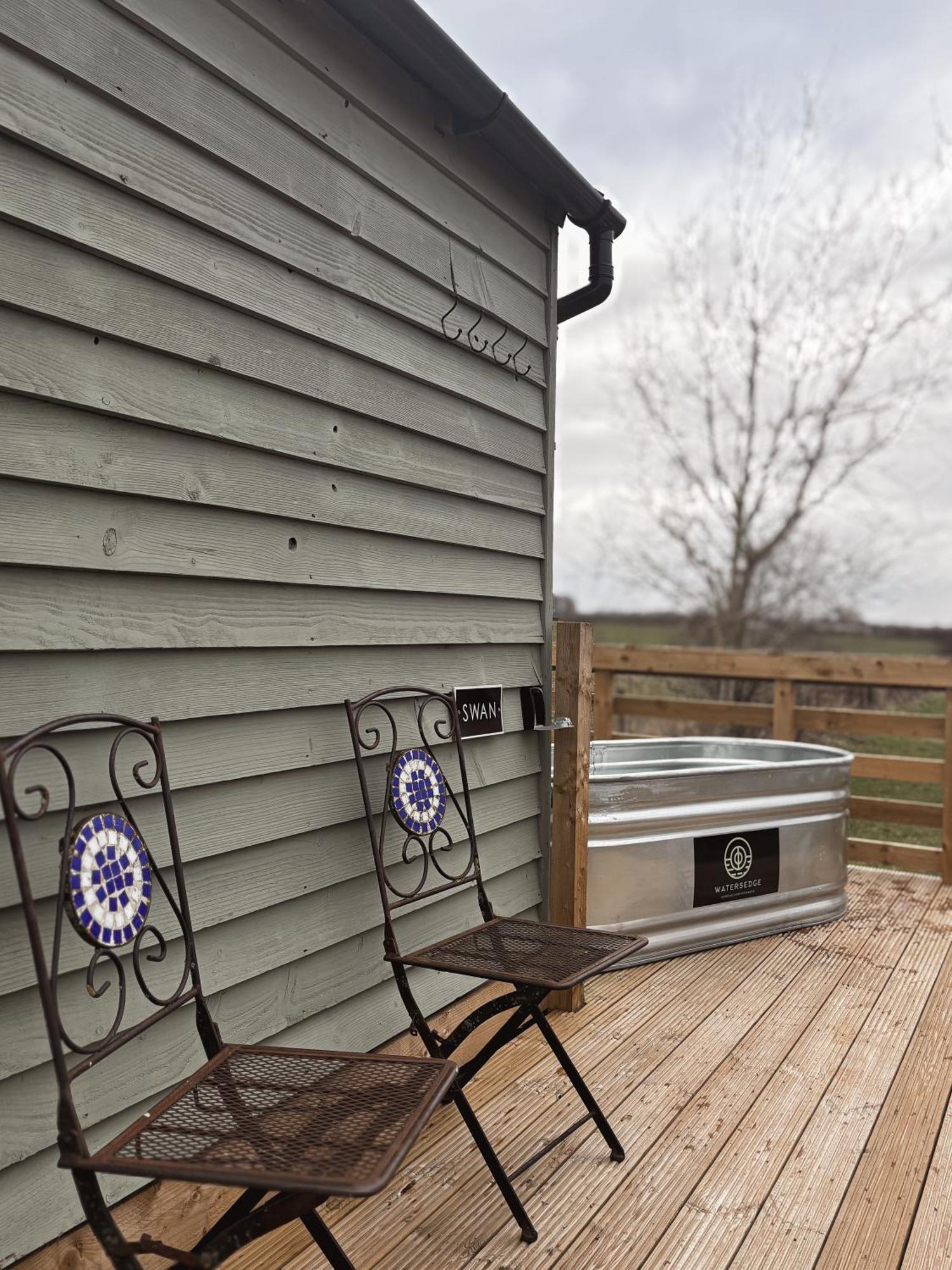 'Swan' Lakeview Lodge Bishampton Exterior photo